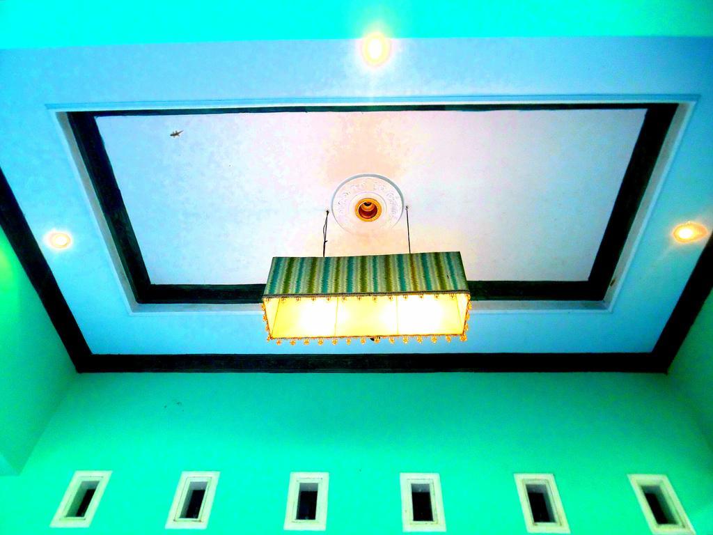 Lazy Monkey Hotel Senggigi Buitenkant foto